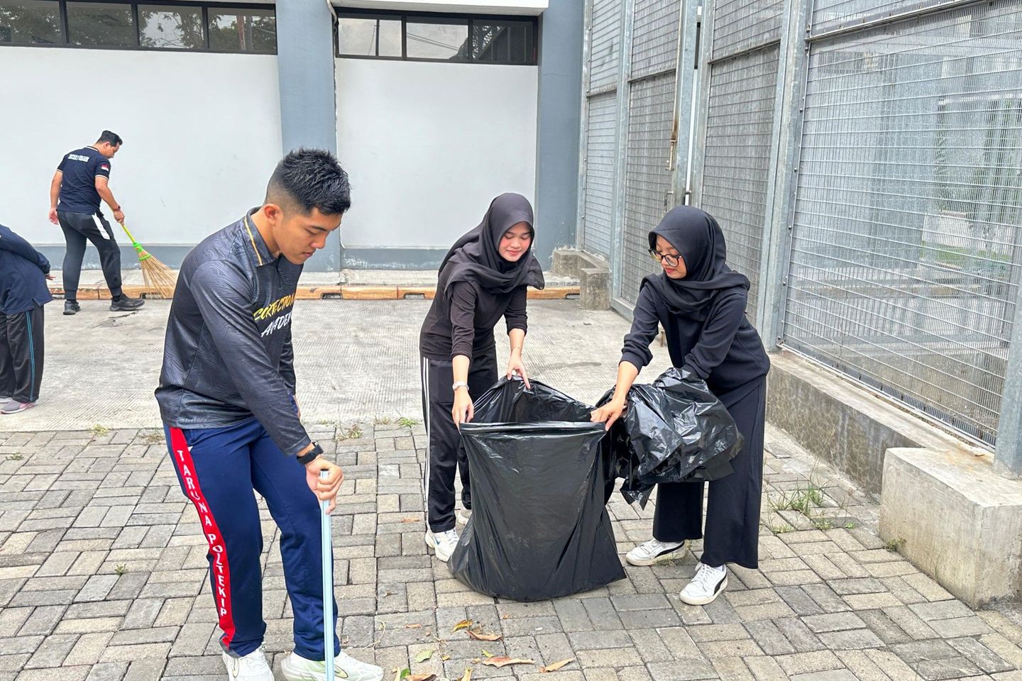Rutan Kelas I Surabaya Gelar Kerja Bakti Bareng Warga Binaan Sambut HUT Ke-81 RI