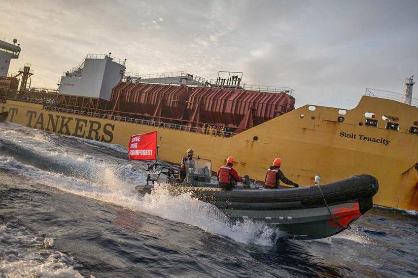 Enam Aktivis Greenpeace Ditahan Tanker CPO di Teluk Cadiz