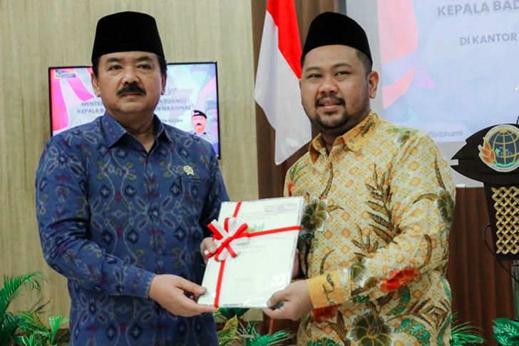 Menteri ATR/BPN Serahkan Sertifikat Wakaf NU dan Muhammadiyah di Gresik