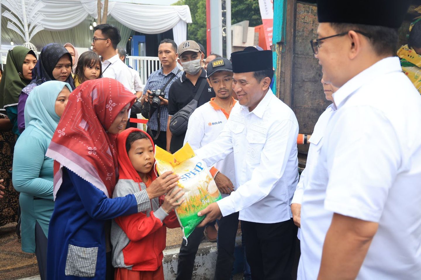 Safari Ramadan, Pemprov Jatim Gelar Pasar Murah dan Bagi Bantuan Sosial