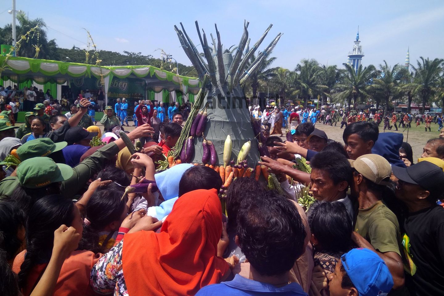 Ribuan Warga Kota Madiun Berebut Gunungan