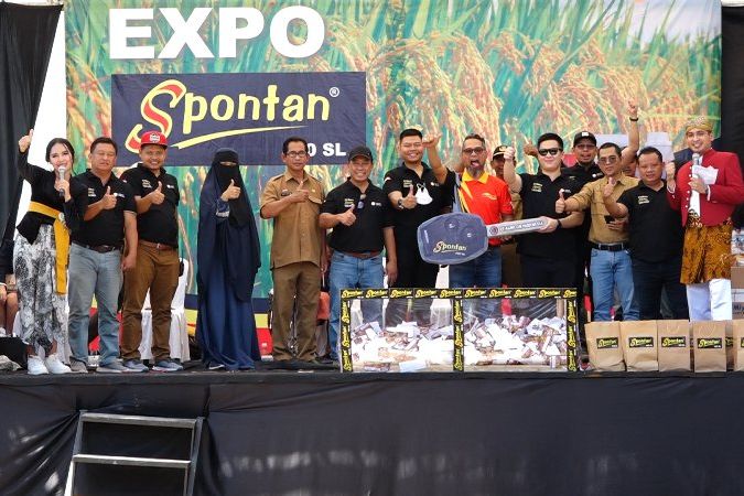 Temani Petani Selama 27 Tahun, Spontan 400 SL Bagikan Hadiah Mobil Bagi Petani 
