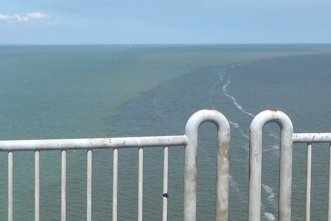 Air Laut di Selat Madura Terbelah