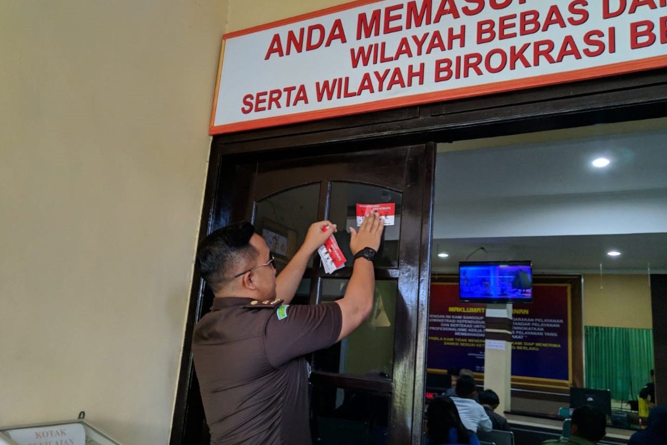 Bagi Stiker, Kejari Ponorogo Ingatkan Bahaya Korupsi
