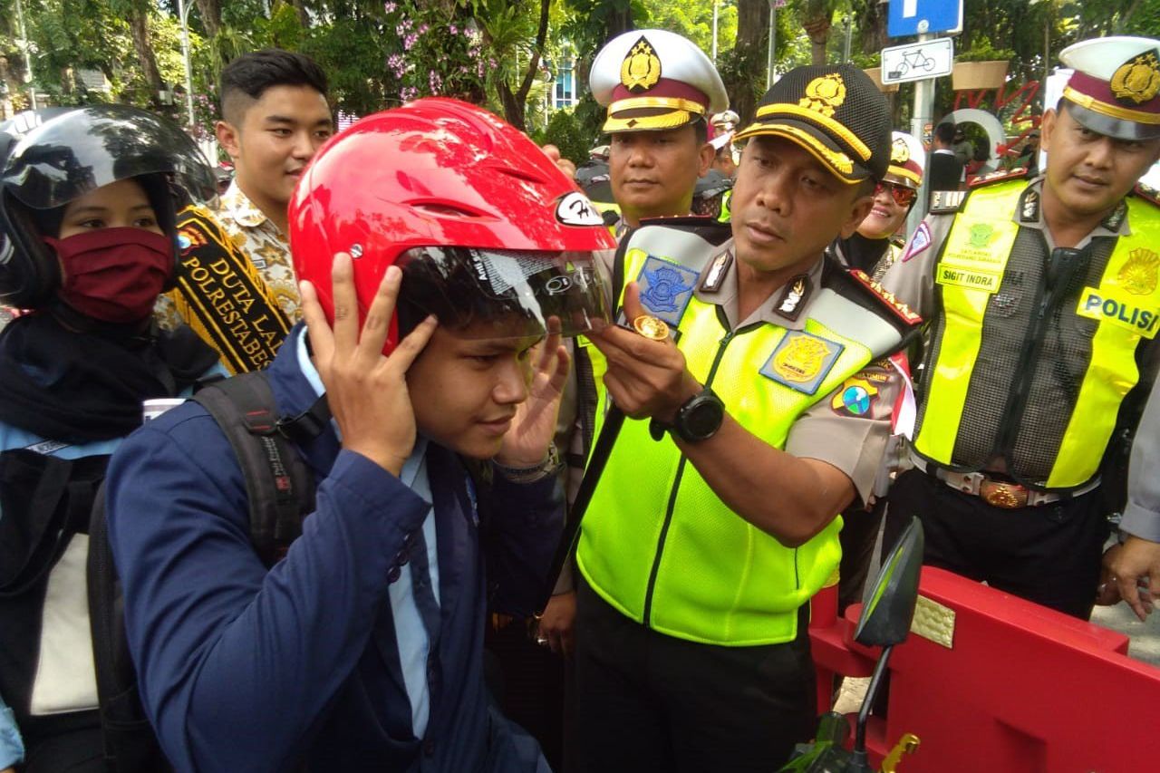 Tekan Kecelakaan, Polrestabes Surabaya Bagikan 100 Helm