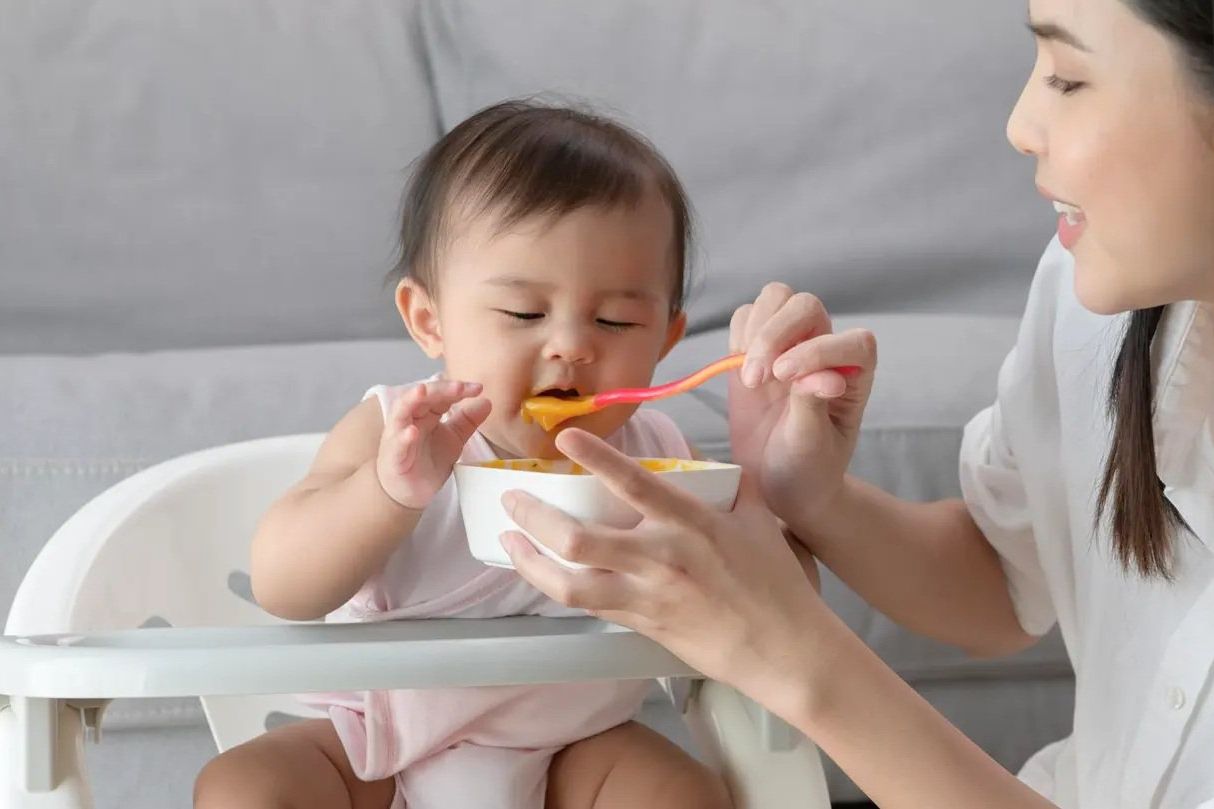 IDAI Ingatkan Bahaya Pemberian MPASI Terlalu Dini pada Bayi