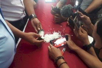 Diduga Edarkan Pil Double L, Dua Warga Modo Lamongan Ditangkap Polisi