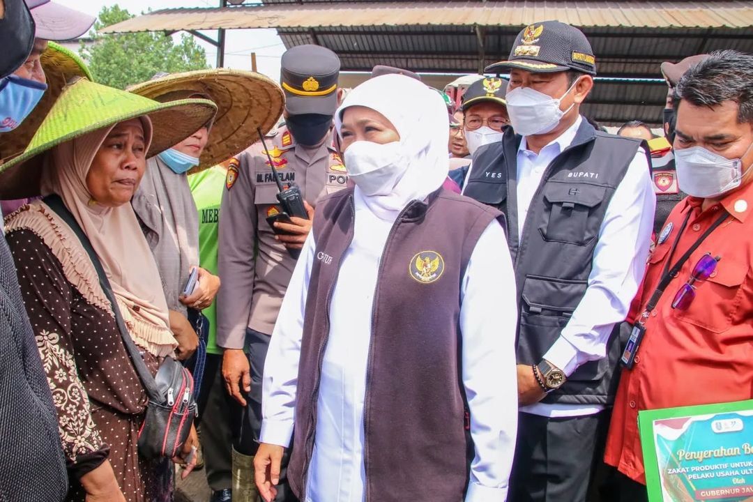 Gubernur Khofifah Salurkan Zakat Produktif Kepada Pedagang Ikan di Pasar Ikan Lamongan