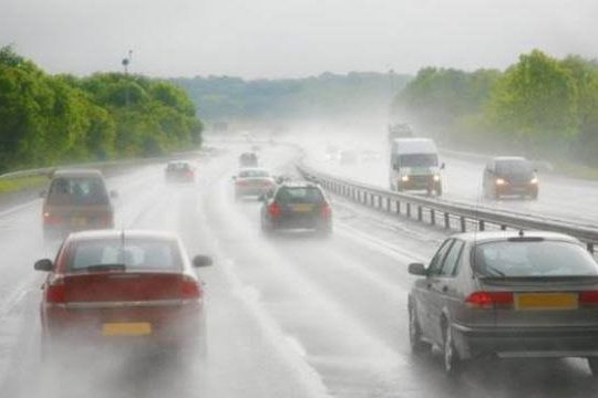 Tips Berkendara Aman di Jalan Tol saat Hujan