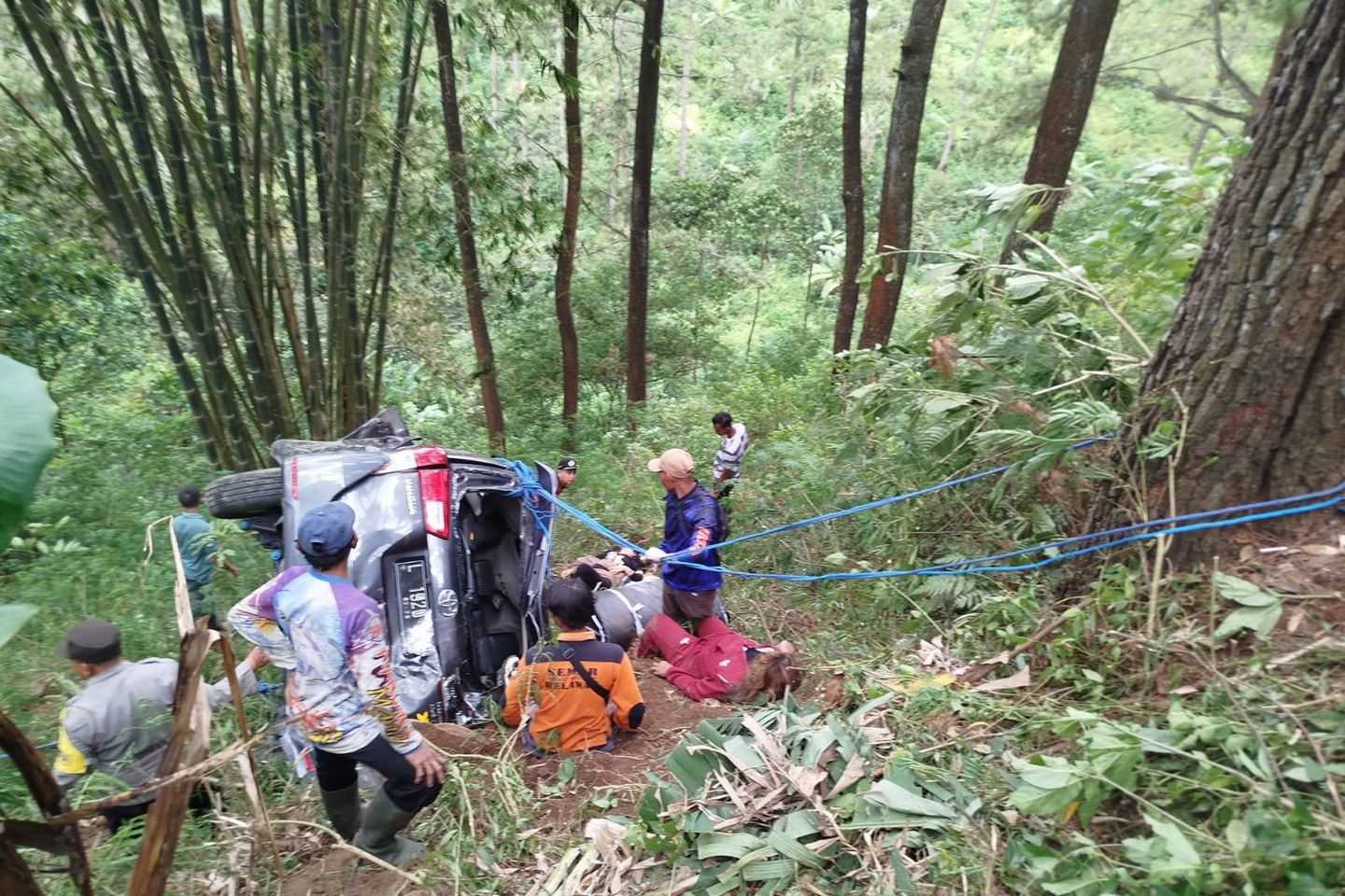 Innova Terjun ke Jurang di Jalur Pacet, Dua Penumpang Meninggal Dunia