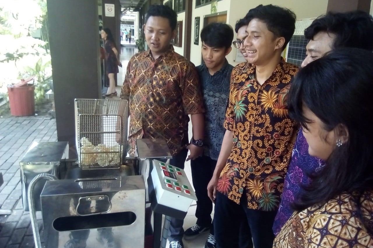 Mahasiswa UKWMS Membuat Inovasi Penggorengan Otomatis untuk UMKM