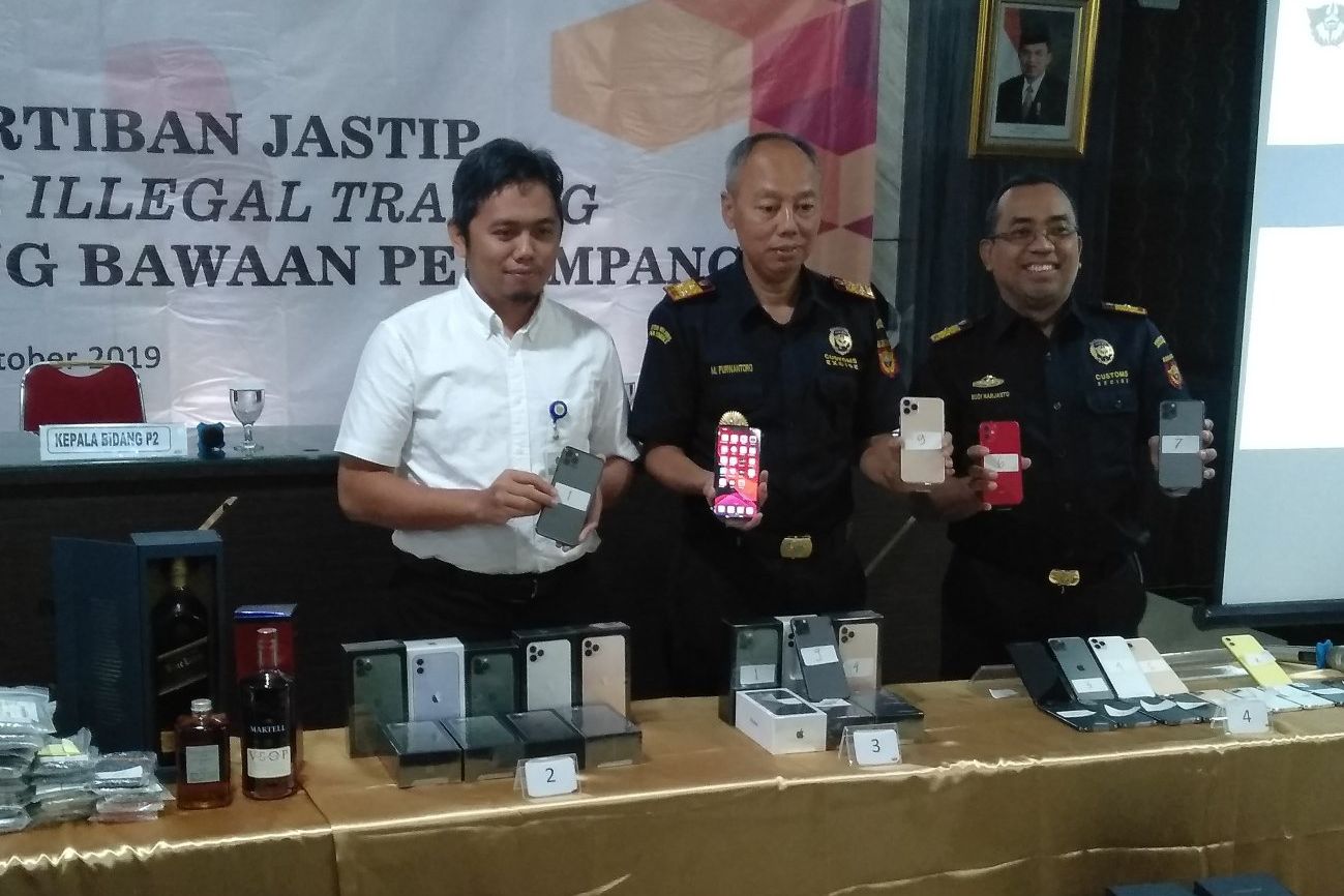 Bea Cukai Juanda Tegah 76 iPhone 11 dan 90 Miras