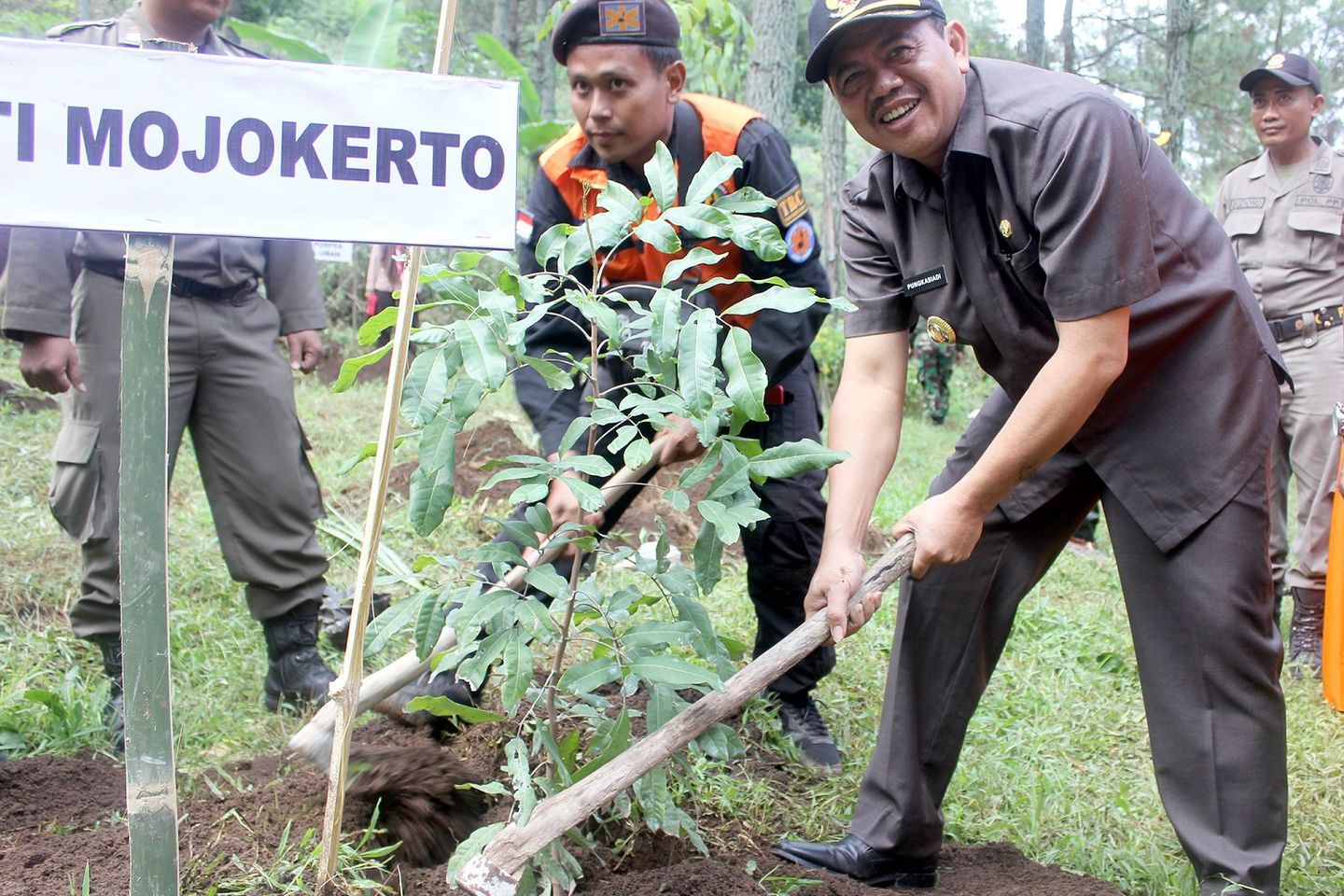 Cegah Bencana dan Jaga Oksigen, Pejabat dan Masyarakat Mojokerto Tanam Pohon di Hutan Claket