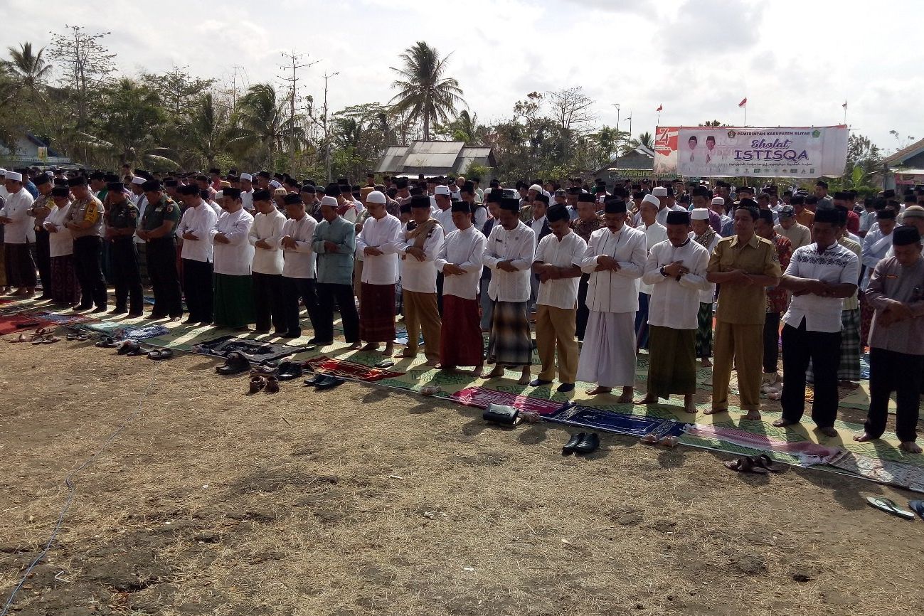 Warga Blitar Gelar Salat Istisqa untuk Meminta Hujan
