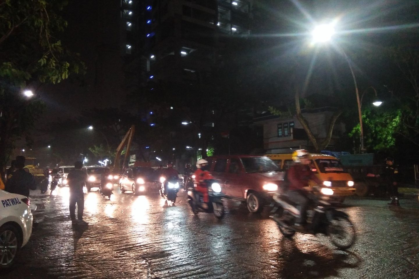 Jalan Raya Gubeng Kembali Dibuka