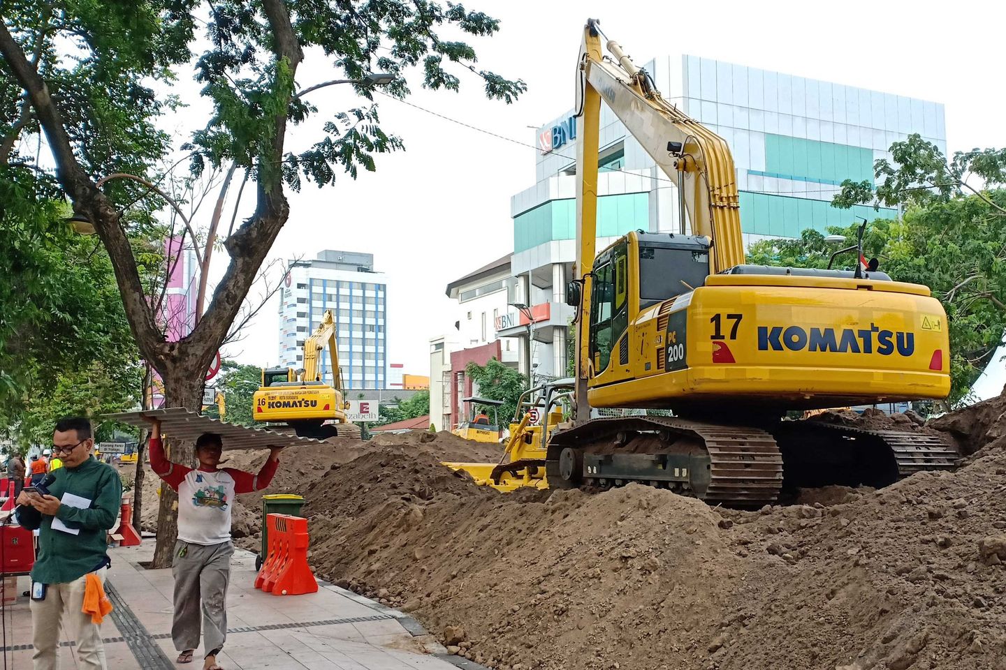 Jalan Raya Gubeng Mulai Tersambung Material Sirtu