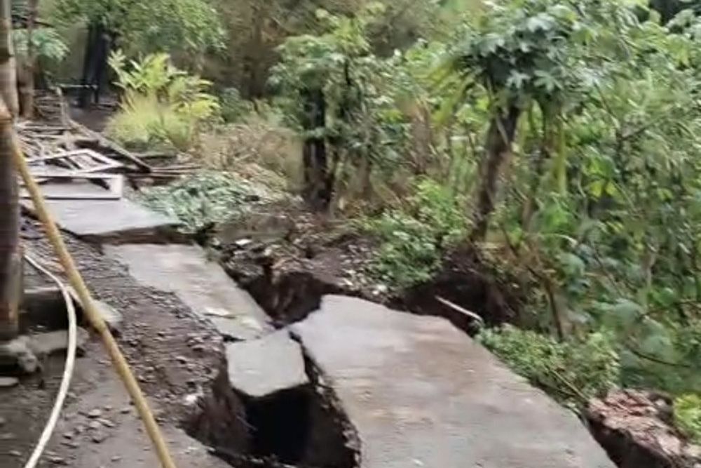 Lima Rumah Di Desa Darungan Jember Terancam Longsor