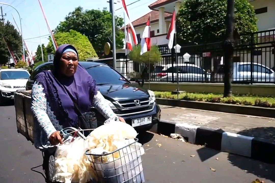 Bansos Janda Penjual Kerupuk di Probolinggo Tak Cair Gegara Desil Naik