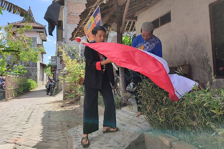 Guru di Ponorogo Bagikan 77 Bendera Merah Putih Gratis