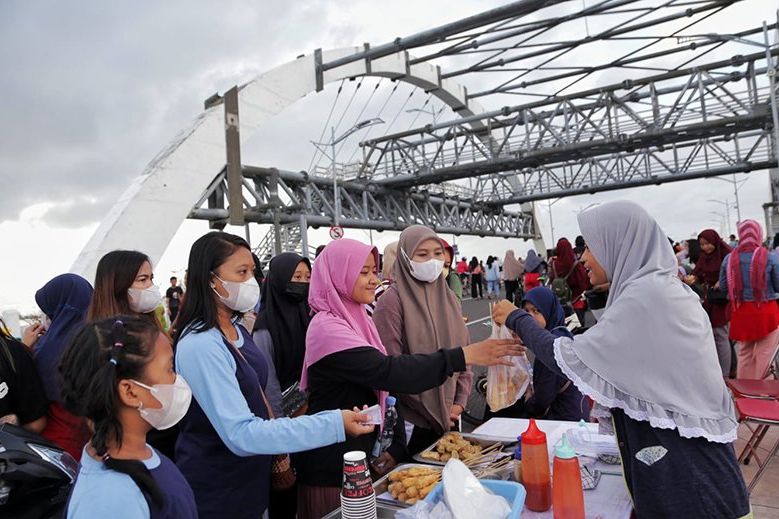 Dijadwalkan Bergantian, UMKM dan Food Truck CFD Jembatan Suroboyo Sajikan Aneka Produk