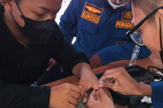 Bengkak Terjepit Cincin, Santri Datangi Kantor Damkar Gresik