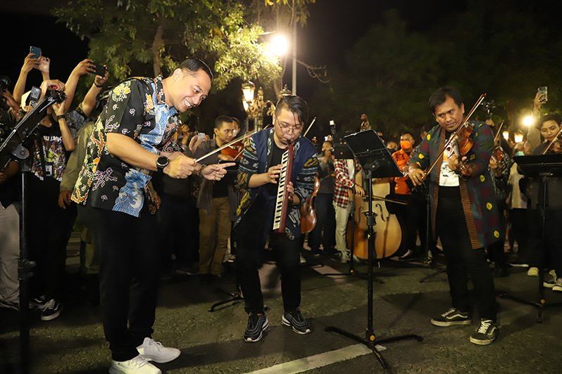 Dudy Oris Mantan Vokalis Yovie and Nuno dan Warga Puji Karnaval Nang Tunjungan Surabaya