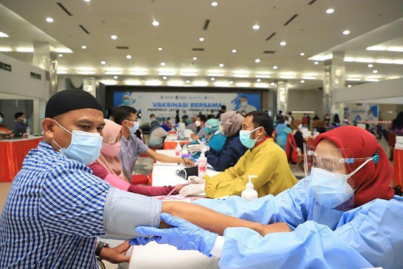 Bantu Percepat Herd Immunity, Mahasiswa D3 Keperawatan Unair jadi Relawan Vaksinasi