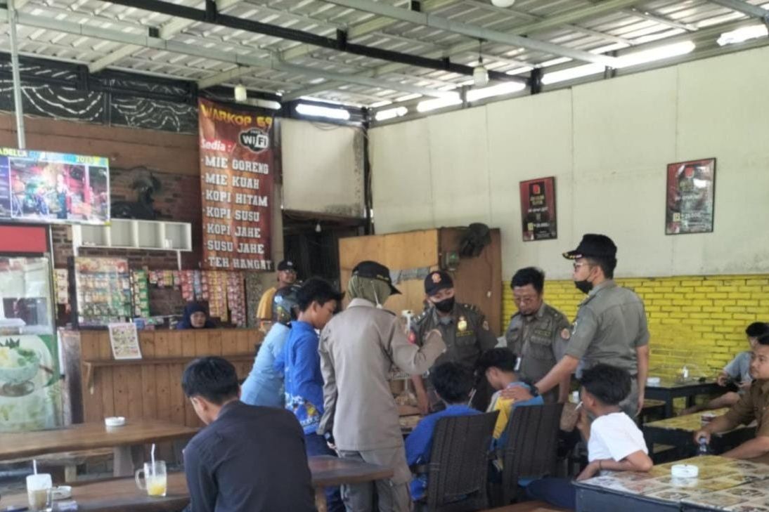 Puluhan Pelajar Mojokerto Kedapatan Nongkrong di Warung Saat Jam Sekolah