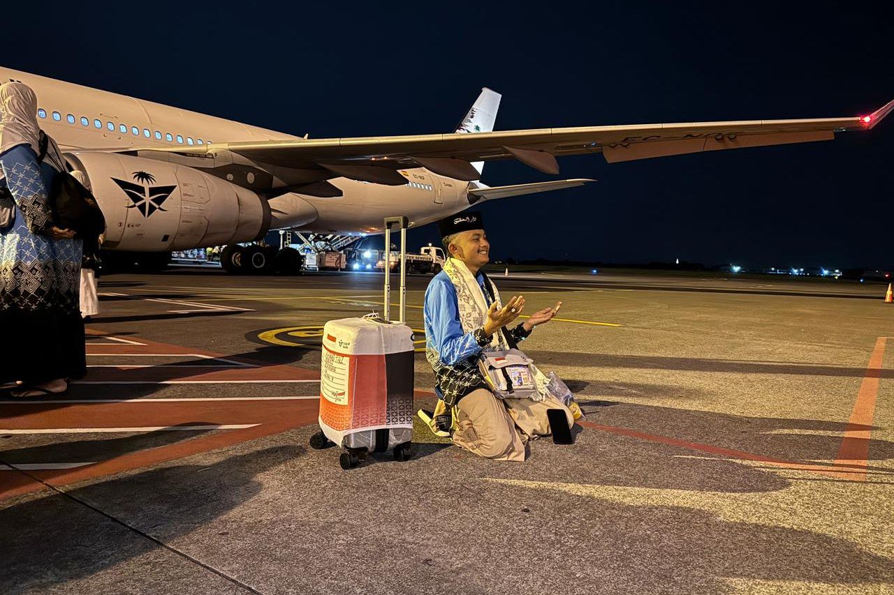 Tiba di Bandara Juanda, Jemaah Haji Kloter 1 Langsung Sujud Syukur