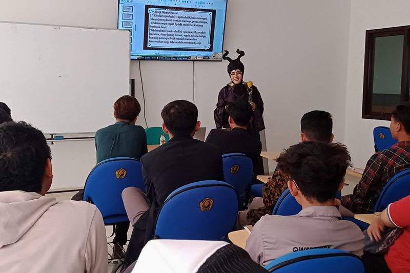Dosen di Jember Ngajar Pakai Kostum Anime dan Unik, Ini Alasannya