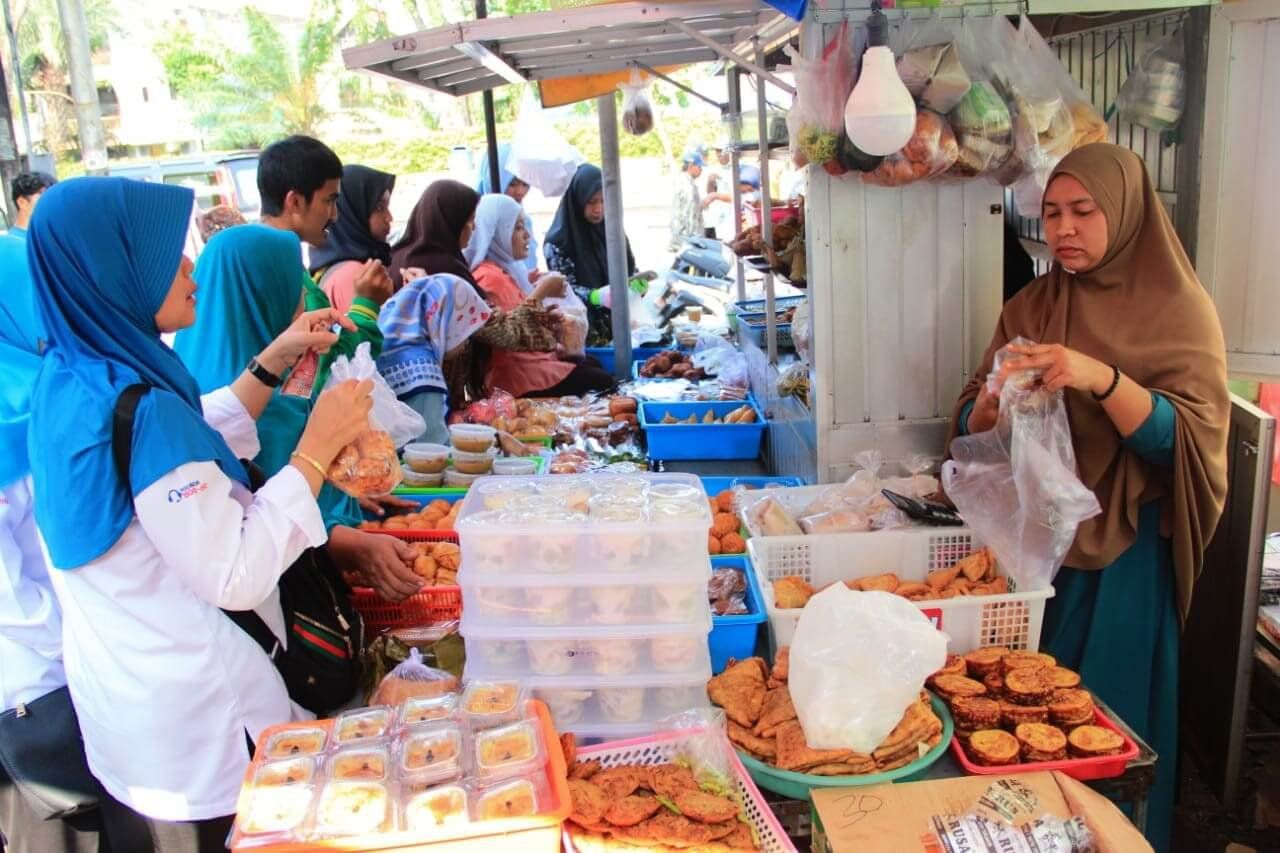 Berburu Takjil di Kawasan Ampel