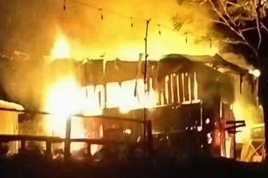 Sebuah Kafe di Kawasan Wisata Pacet Mojokerto Terbakar