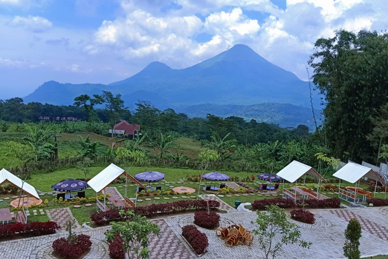 Sehati Kafe, Tempat Nongkrong dengan Panorama Gunung Penanggungan dan Welirang