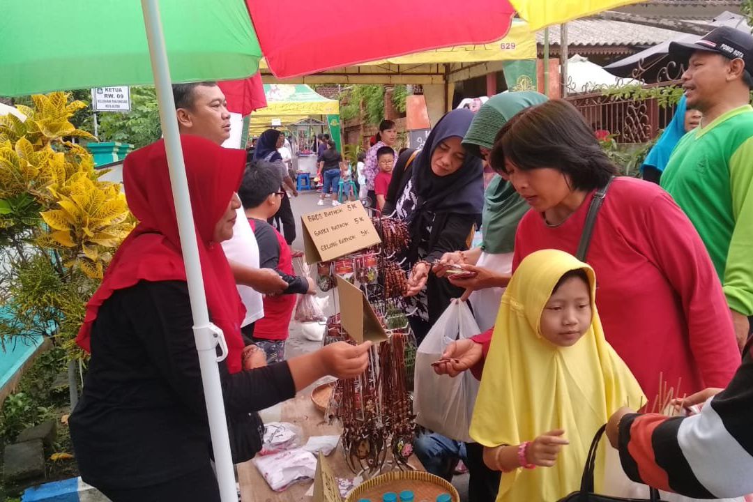 Uniknya Bertransaksi Menggunakan Tempurung Kelapa di Pasar Batok Blitar