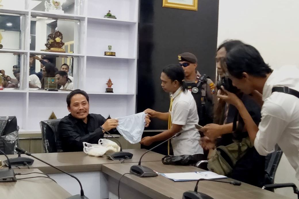 Forkot Gresik Bagikan Celana Dalam dan Bakpao Wujud Penolakan Kunker DPRD