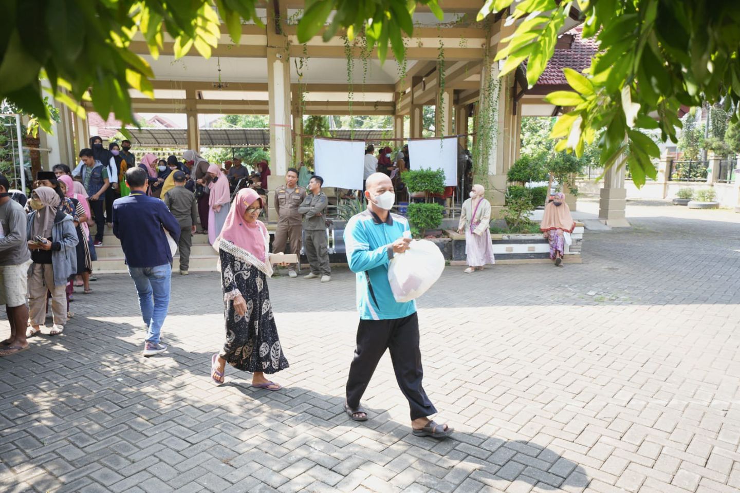 217 Warga di Kota Probolinggo Digelontor Bantuan Sembako

 