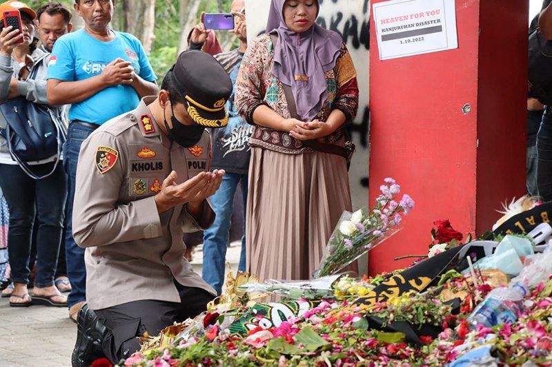 Kapolres Malang Duduk Bersimpuh di Lokasi Tragedi Kanjuruhan, Panjatkan Doa untuk Para Korban