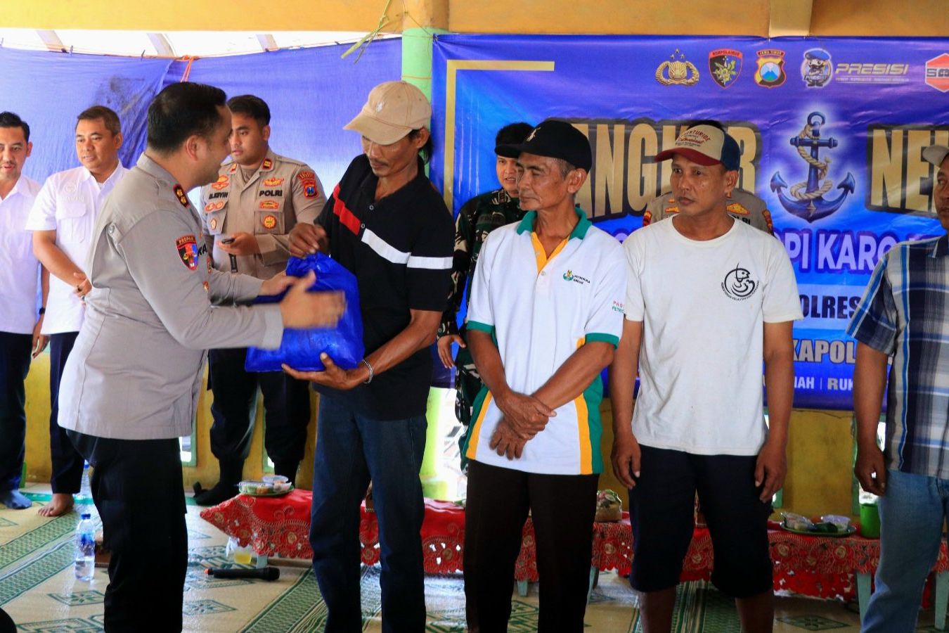Dengar Aspirasi Nelayan, Kapolres Gresik Salurkan Bantuan Keselamatan Laut
