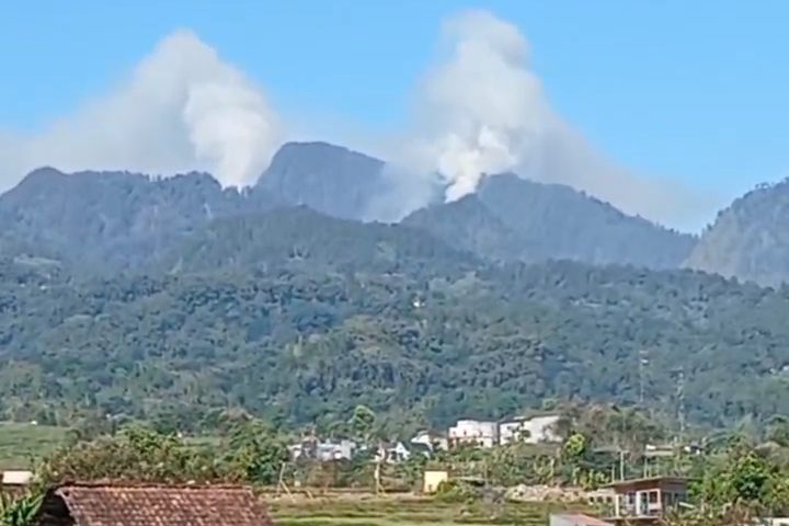 Kepulan Asap Muncul di Kawasan Lereng Gunung Welirang, Petugas Gabungan Siaga