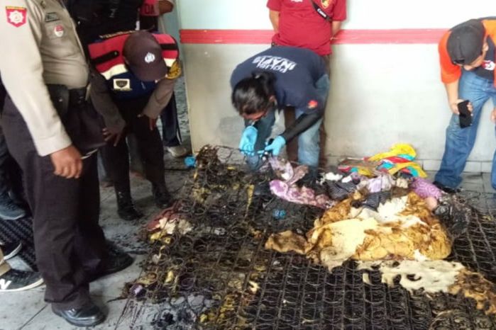 Suami Bakar Istri di Depan Mertuanya