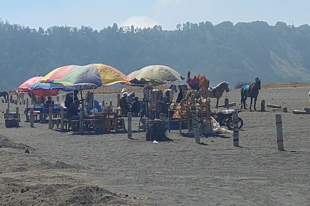 Hari Pertama Dibuka, Lebih dari Seribu Wisatawan Kembali Masuk Kawasan Bromo