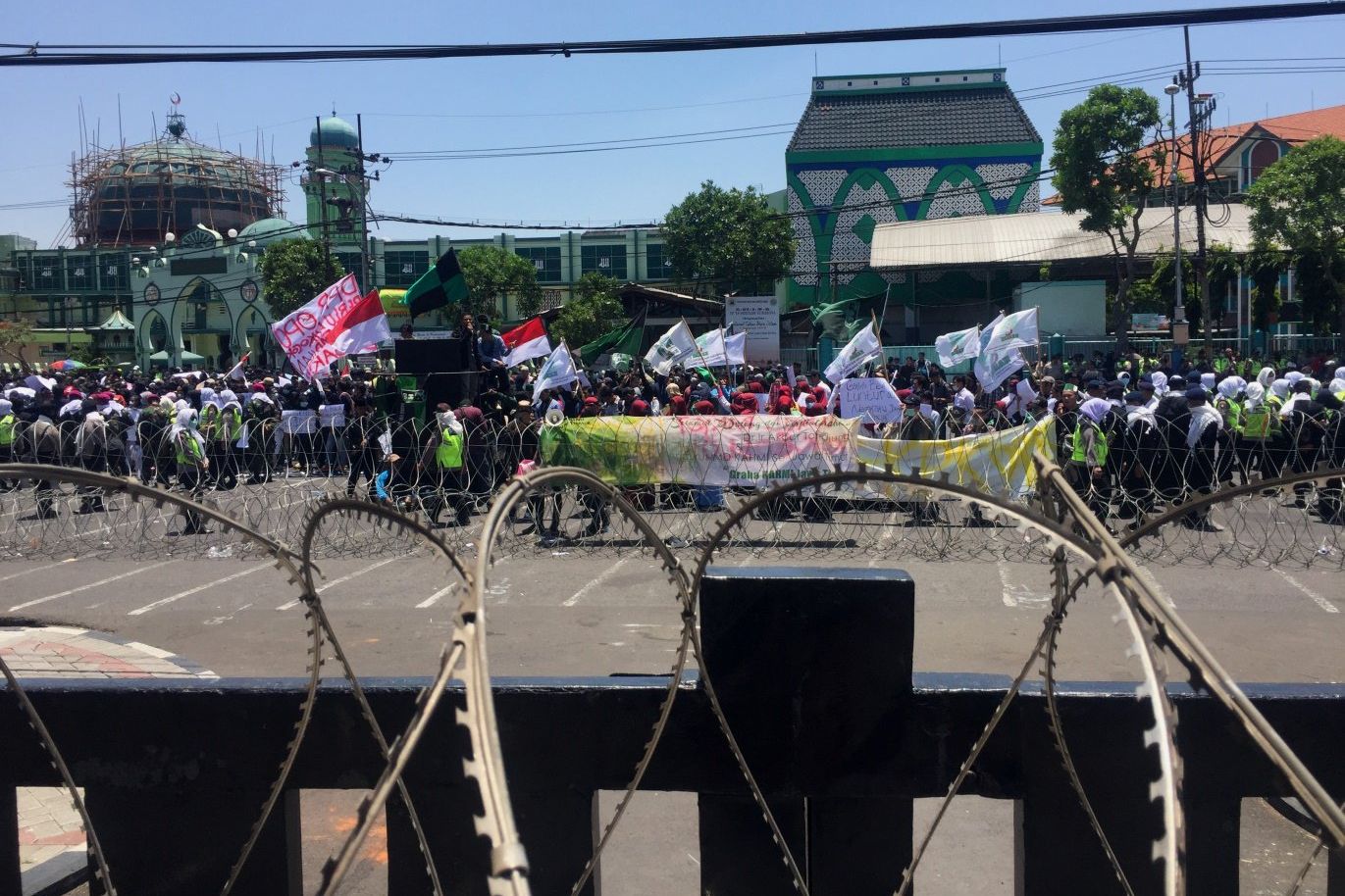 Polisi Pasang Kawat Berduri Berlapis