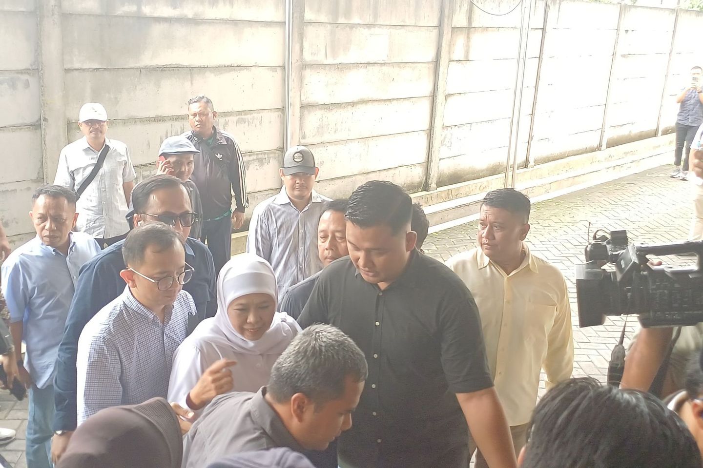 Disambut Sholawat dan Massa Pendukung, Khofifah Penuhi Panggilan Sidang Korupsi