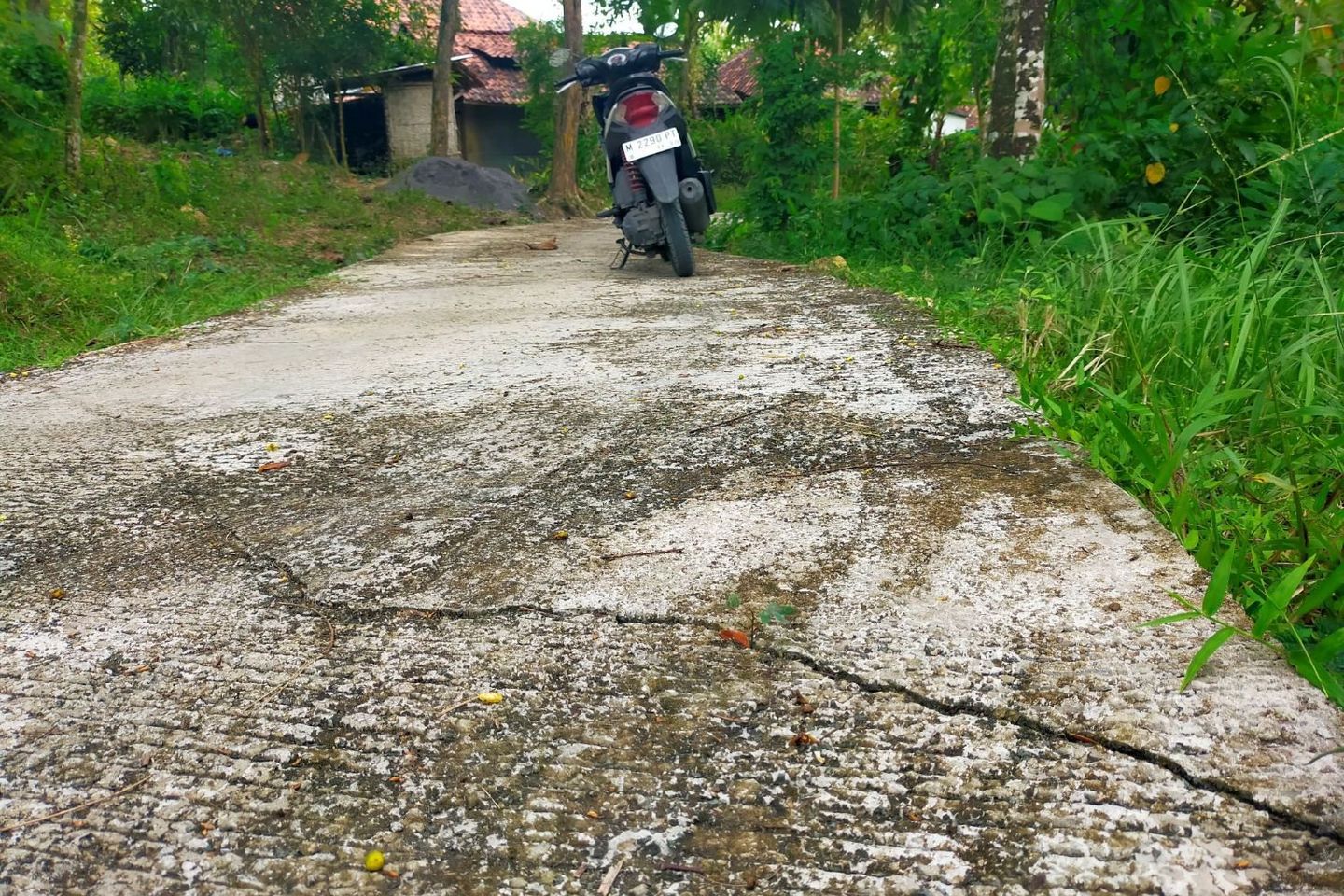 Jalan Rabat Beton Rp191 Juta di Sampang Rusak dalam 5 Bulan, Pemdes Mambulu Barat Siap Perbaiki