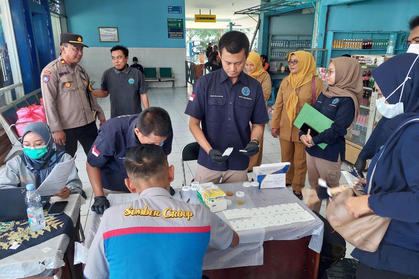 Jelang Nataru, Sopir Bus di Mojokerto Jalani Tes Urine dan Pemeriksaan Medis