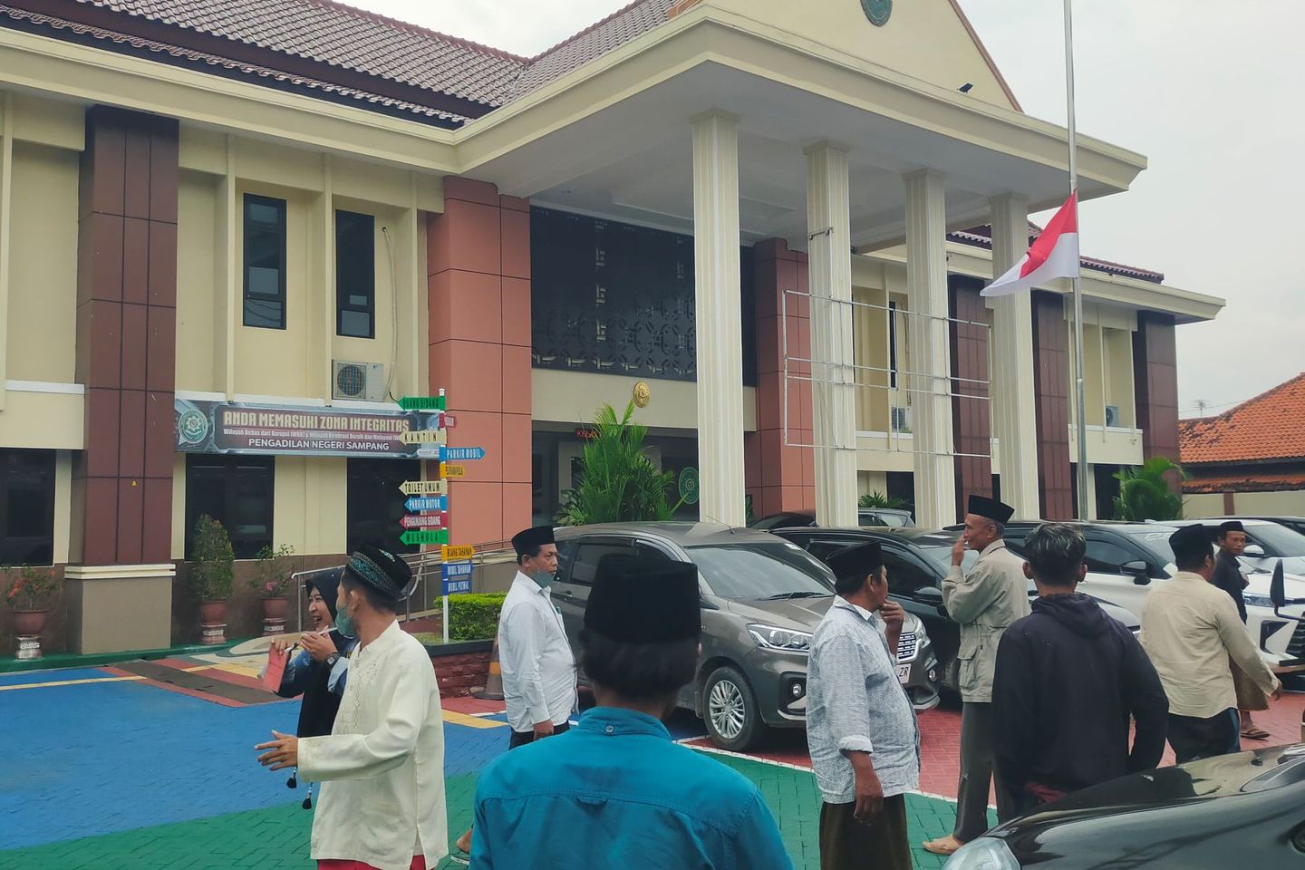 Warga Ketapang Daya Kawal Sidang di PN Sampang, Desak Hakim Jatuhkan Hukuman Maksimal