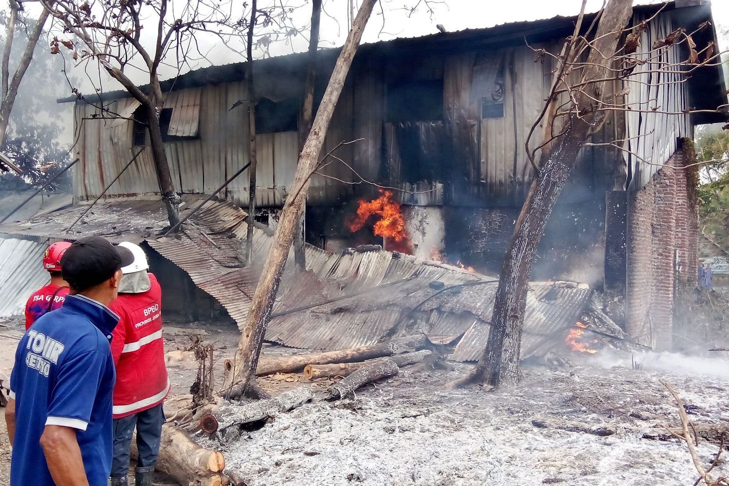 Gudang Produksi Sepatu di Sooko Mojokerto Terbakar, Api Diduga Berawal dari Pembakaran Lahan