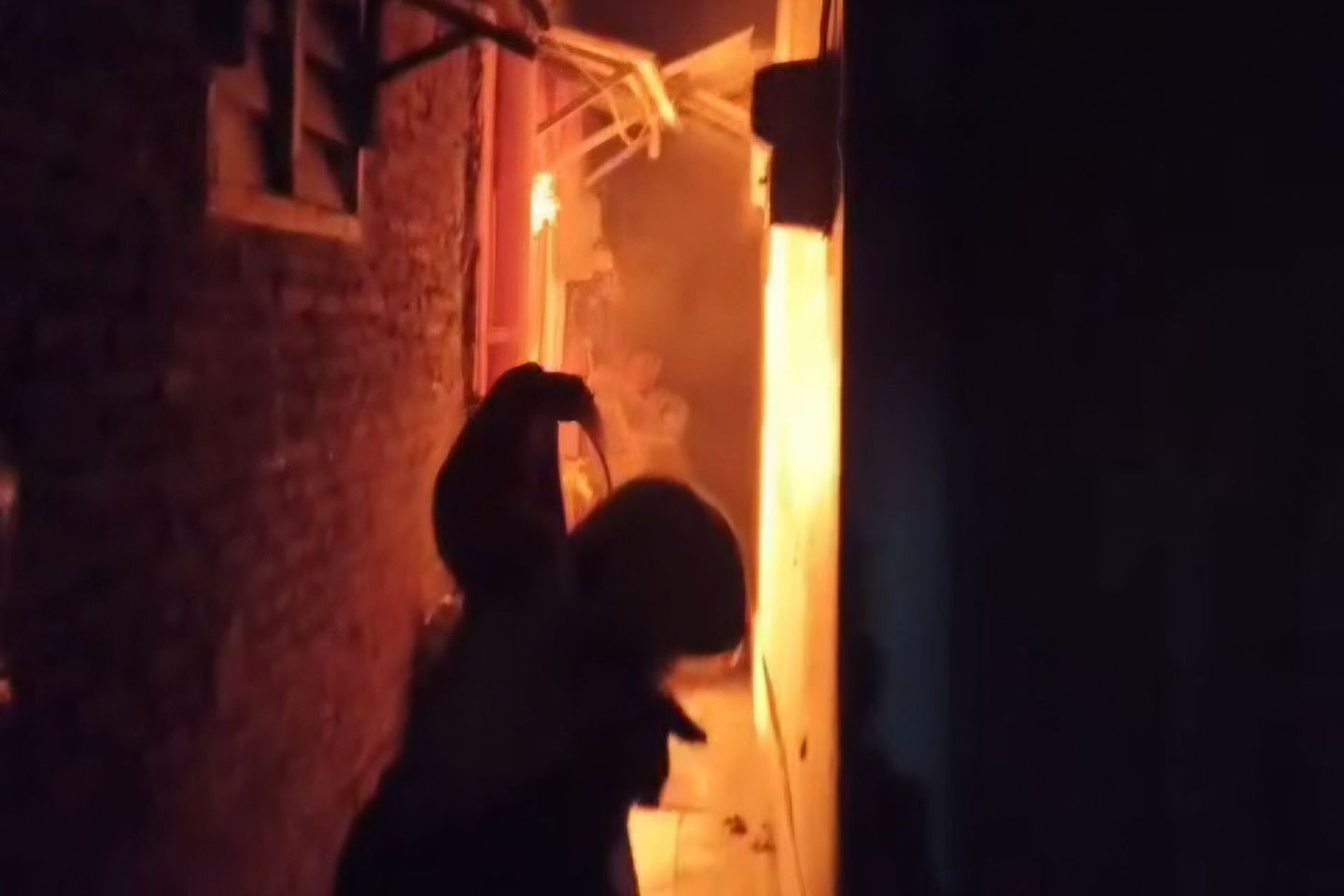 Diduga Karena Puntung Rokok, Rumah Dua Lantai di Jagir Surabaya Ludes Terbakar