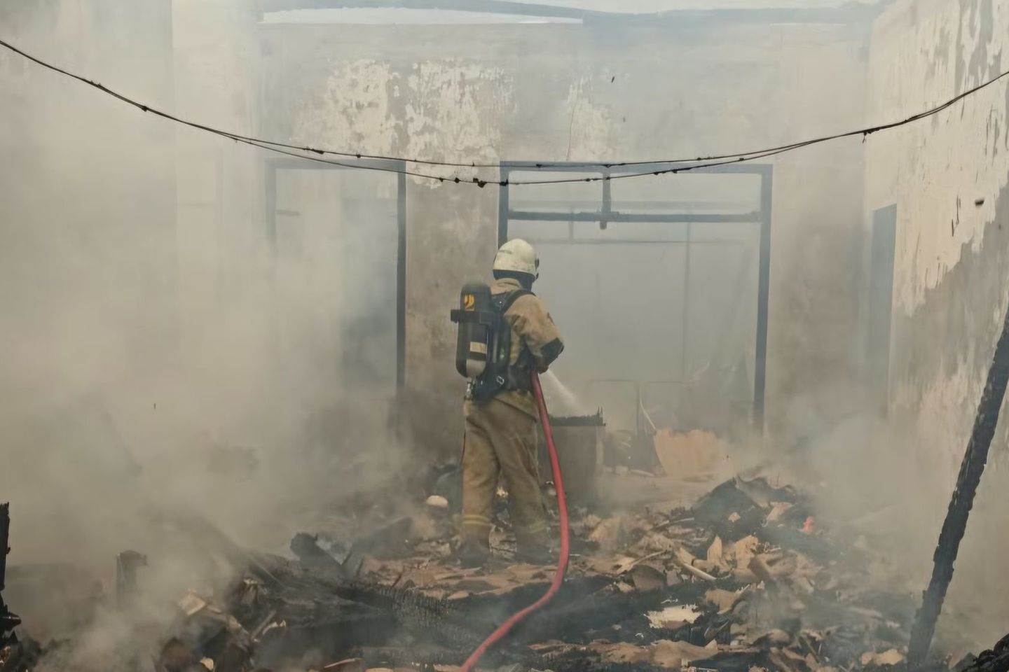 Rumah dan Mobil Terbakar di Pradah Permai Surabaya, Api Padam 15 Menit