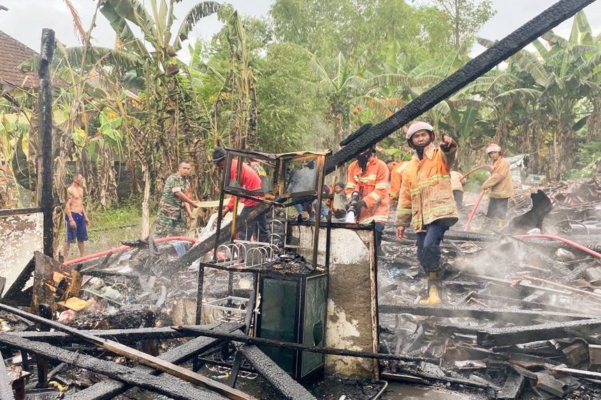 Ditinggal ke Sawah, Rumah Pasangan Lansia Ludes Terbakar